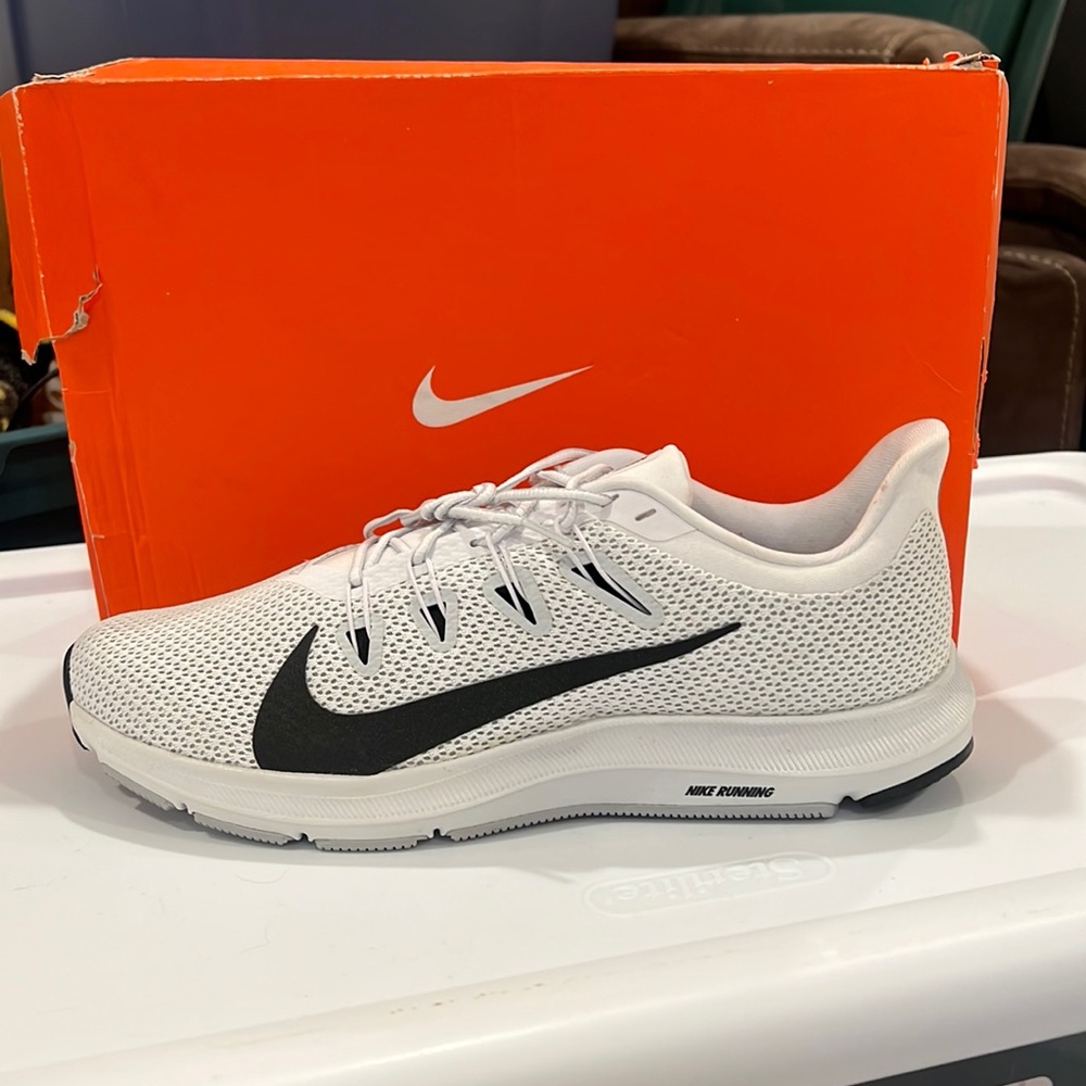 Womens nike quest 2 in white/ pure platinum size 12
